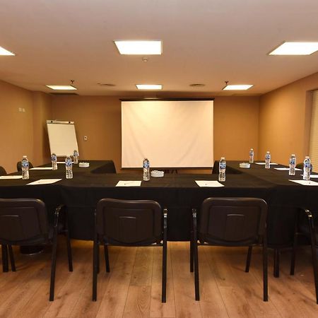 Howard Johnson Resort & Convention Center Ezeiza Buitenkant foto