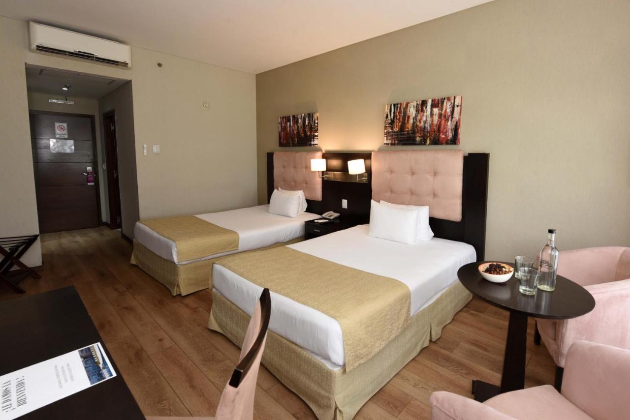 Howard Johnson Resort & Convention Center Ezeiza Buitenkant foto