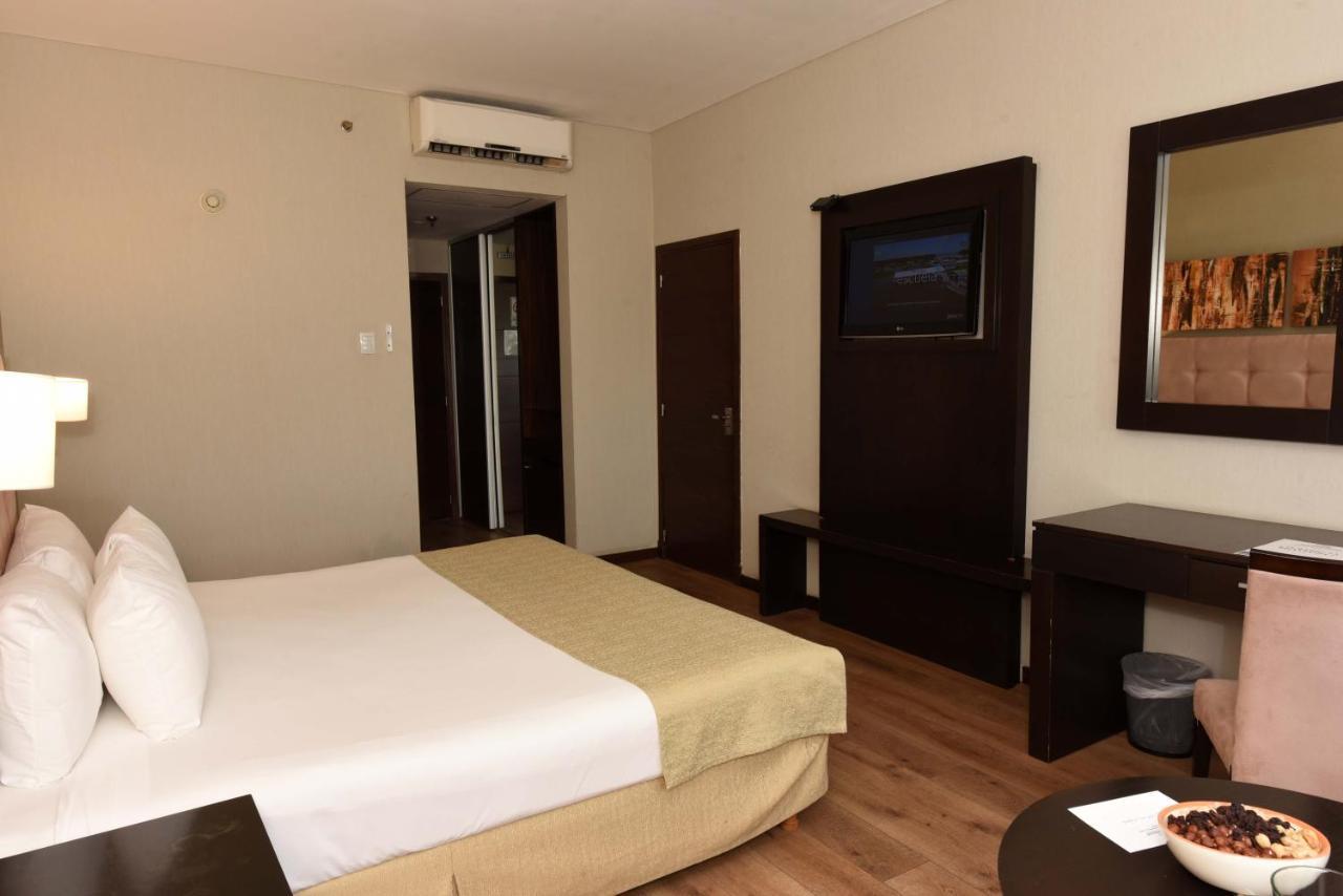 Howard Johnson Resort & Convention Center Ezeiza Buitenkant foto