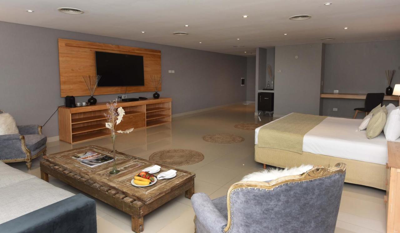 Howard Johnson Resort & Convention Center Ezeiza Buitenkant foto