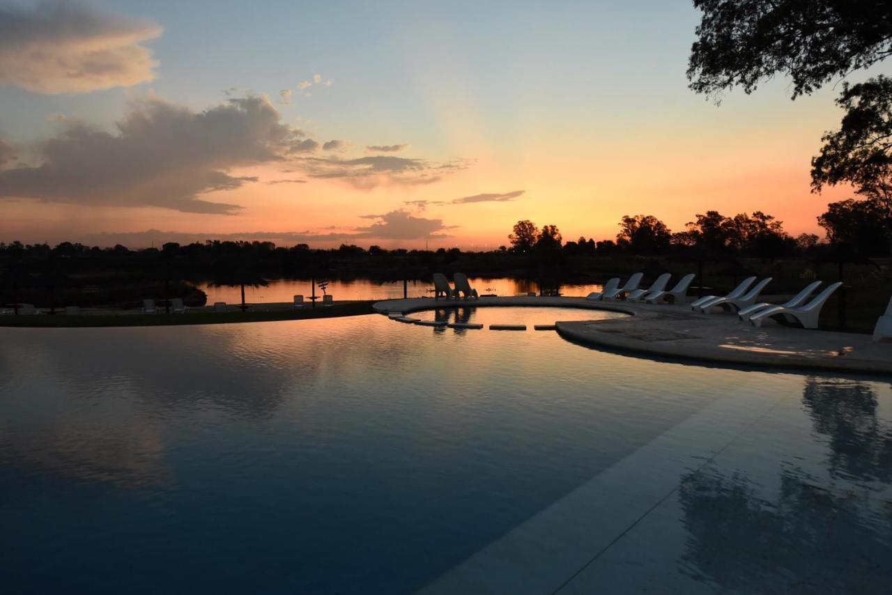 Howard Johnson Resort & Convention Center Ezeiza Buitenkant foto