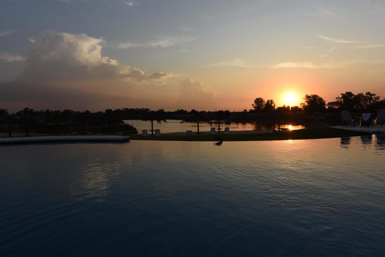 Howard Johnson Resort & Convention Center Ezeiza Buitenkant foto