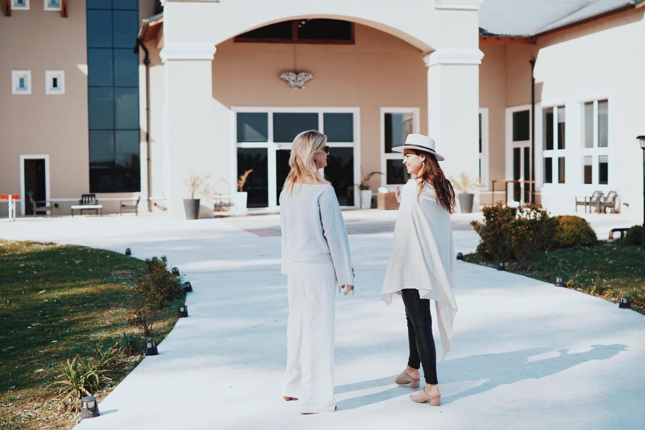 Howard Johnson Resort & Convention Center Ezeiza Buitenkant foto